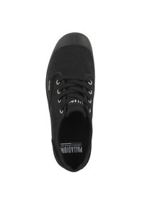 Svart canvas sneakers med gummitåhätta, vita metallöglor och platta snören. Textlogotyp "PALLADIUM" synlig på sidan.