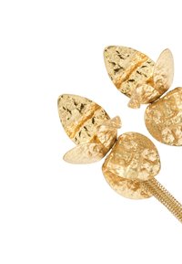 Złota spinka do włosów ozdobiona wieloma liściastymi akcentami o fakturowanej powierzchni. Projekt zawiera łańcuszek do bezpiecznego mocowania.
