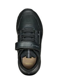 Sneaker in pelle nera con una striscia in velcro, lacci elastici e sottili strisce grigie. Punta texturizzata e interno imbottito per il comfort.