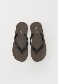 Rudos šlepetės su juodais guminiais dirželiais. Padas turi tekstūruotą raštą, kuris apima prekės ženklą "Michael Kors" baltos spalvos.