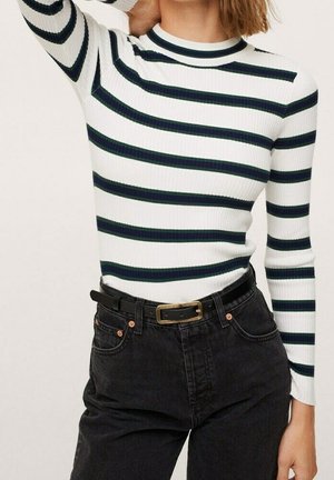 Maglietta a maniche lunghe in tessuto a coste bianco con righe orizzontali blu navy, abbinata a jeans neri a vita alta e una cintura nera con fibbia dorata.