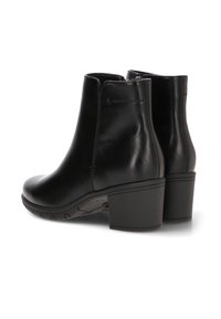 Botas de cuero negras hasta el tobillo con una textura suave, punta redondeada y un tacón grueso. Presentan un zipper lateral y detalles de costura mínimos.