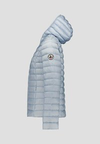 Lichtblauwe donsjas met capuchon, voorzien van doorgestikte panelen, een logo-patch op de mouw en een gestroomlijnd ontwerp voor warmte.