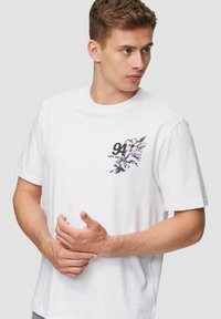 QS MIT BRUST - T-Shirt print - weiß