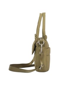 Olívovo zelená prešívaná kabelka s dvoma krátkymi popruhmi a jedným dlhým nastaviteľným popruhom. Má kovovú sponu a zipsové uzatvorenie. Hladká textúra.