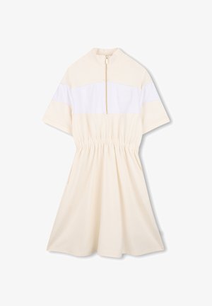 Robe à manches courtes crème avec un panneau blanc, col zippé, taille élastique et un logo minimaliste brodé sur la poitrine. Tissu doux.