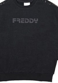 Sudadera negra con tejido texturizado, que presenta un prominente logotipo "FREDDY" en un tono más oscuro. Incluye detalles de encaje en los hombros.