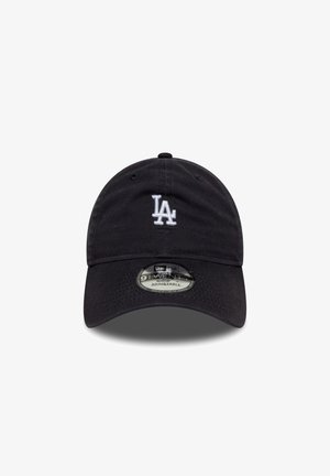 Căciulă neagră ajustabilă din bumbac, cu logo-ul alb brodat "LA" în față și o margine curbată. Design clasic 9TWENTY.
