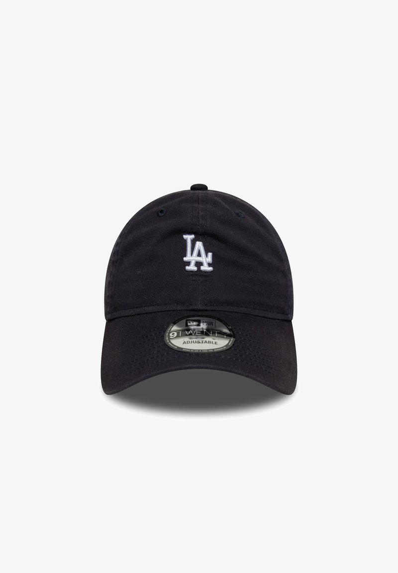 Boné ajustável preto feito de algodão, com o logótipo "LA" bordado em branco na frente e uma aba curva. Design clássico 9TWENTY.