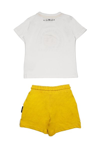 T-shirt bianca in cotone con maniche corte, caratterizzata da una stampa discreta sulla schiena. Abbinata a pantaloni corti gialli realizzati in tessuto morbido e dotati di una cintura elastica.