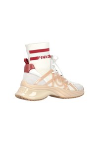 Visoke tenisice s gornjim dijelom od mrežaste tkanine i suede u bijeloj, bež i crvenoj boji, s mekanim, debelim potplatom i brendiranim pletenim ovratnikom.