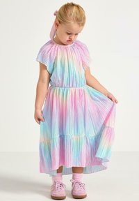 Lichtgewicht, gelaagde jurk in een regenboogverloop van pastelkleurige tinten met geplooide textuur. Voorzien van korte gerimpelde mouwen en een elastische tailleband.