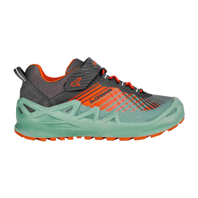 Scarpa atletica leggera con tomaia grigia con accenti arancioni e neri, pannelli in rete, intersuola verde e suola in gomma testurizzata.