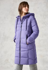 Cappotto imbottito viola con cappuccio, zip frontale e tasche laterali. Presenta un motivo trapuntato e un tessuto testurizzato.