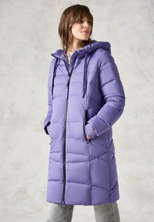Manteau rembourré violet avec capuche, fermeture éclair frontale et poches latérales. Présente un motif matelassé et un tissu texturé.