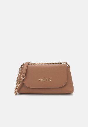 Bolso de mano de piel marrón con una correa de cadena dorada, solapa plegable y logo "VALENTINO" en relieve. Textura suave y forma estructurada.