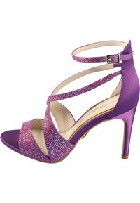 Sandal con tacco alto in satin viola, con cinghie incrociate, decorata con strass a gradiente, caratterizzata da un sottile cinturino alla caviglia e una punta arrotondata.