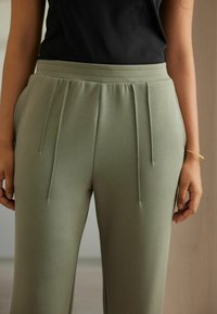 Next REGULAR FIT - Teplákové kalhoty - khaki green