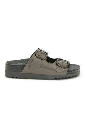 Sort slidesandal med to justerbare metalgrå remme og spænder på en tyk sål med tekstureret mønster.