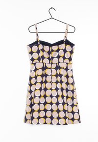 Šaty na tenké ramínka v námořnické modři, s velkými růžovými, bílými a žlutými kruhy. Přiléhavý korzet s nařasenou sukní, vyrobené z lehké tkaniny.