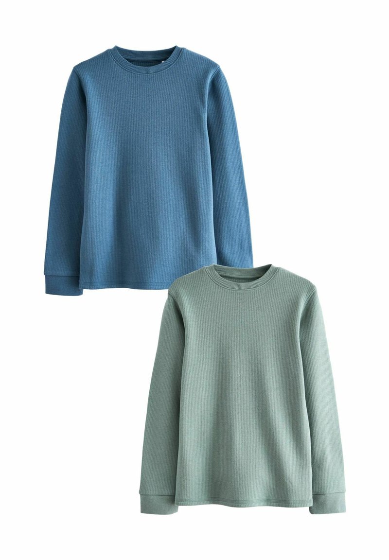 Zwei langärmelige, gerippte Strickpullover werden gezeigt. Der obere in Blau, der untere in Grün, beide mit Rundhalsausschnitten und lockerer Passform.
