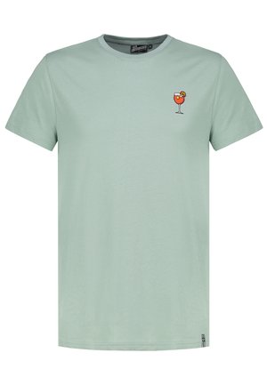 Hellgrünes T-Shirt mit kurzen Ärmeln und kleinem, auf der linken Brust aufgesticktem Cocktailglas mit Orangenscheibe.