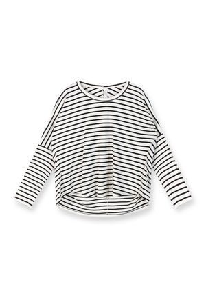 Camiseta de manga larga a rayas en blanco y negro, con un escote redondeado, ajuste relajado y un dobladillo ligeramente cropped con aberturas laterales.