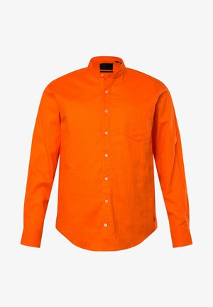 Camisa de botones de mangas largas color naranja con cuello mao, un bolsillo en el pecho y botones de color claro. Textura de tela suave.