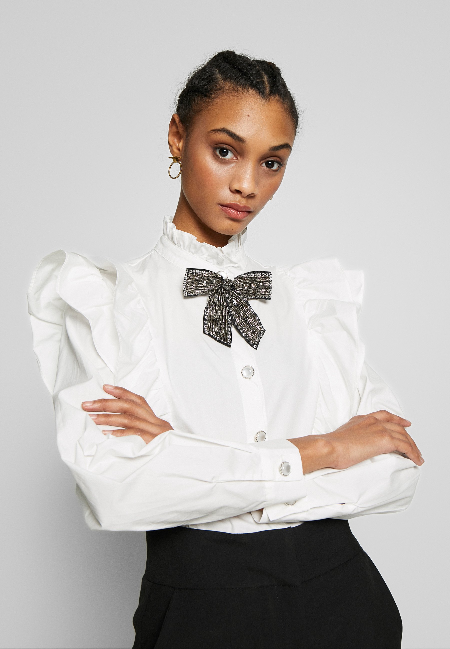 Sister Jane MARY'S REIGN RUFFLE Skjorte ivory Zalando.no Sister Jane FOAL EMBROIDERED RETRO BLOUSE Skjorte ivory