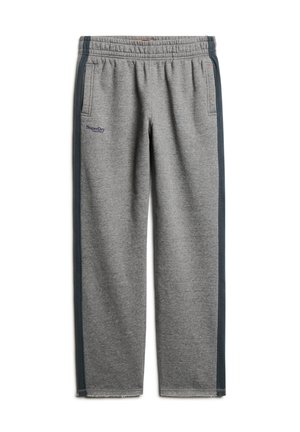 Pantalones de chándal grises con una textura suave, con una franja lateral azul oscura, cintura elástica y bolsillos delanteros. Logo de SuperDry en la pierna.