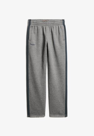 Pantalones de chándal grises con una textura suave, con una franja lateral azul oscura, cintura elástica y bolsillos delanteros. Logo de SuperDry en la pierna.