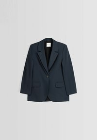 Marinblå kavaj i ett slätt, strukturerat tyg med en enkelt knäppning, slagkrage och två framfickor.