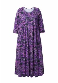 Violetti mekko, jossa on pinkki-musta paisley-kuvio, pyöreä pääntie ja kolme neljäsosaa hihaa, valmistettu pehmeästä kankaasta.