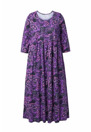 Fialové šaty s paisley vzorem v růžové a černé barvě, kulatým výstřihem a tříčtvrtečními rukávy, vyrobené z měkké látky.