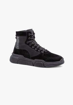 Zwarte veterschoen tot de enkel, gemaakt van suède en textiel, met een verstevigde neus, gevoerd boord, contrasterende texturen en rubberen zool met profiel.