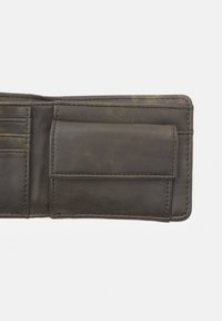 Intérieur d'un portefeuille en cuir noir avec plusieurs emplacements pour cartes et une grande poche. Il présente une texture lisse et des coutures soignées le long des bords.