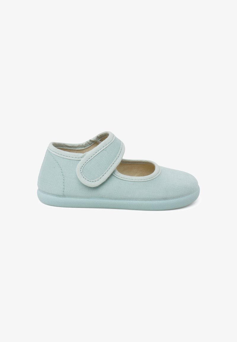 Zapato Mary Jane de tela azul claro con punta redondeada, correa ajustable de velcro y suela plana, mostrado sobre un fondo blanco.