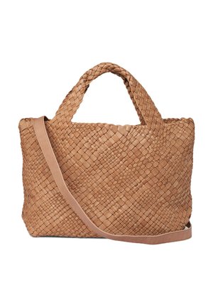 Sac à main en cuir tressé couleur tan avec poignées courtes et une longue bandoulière détachable sur fond blanc.