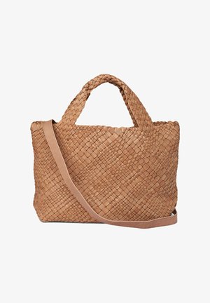 Sac à main en cuir tressé couleur tan avec poignées courtes et une longue bandoulière détachable sur fond blanc.