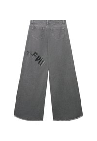 Pantaloni in denim grigio a gamba larga con due tasche posteriori, caratterizzati da un dettaglio grafico con una stella nera e la scritta "FUN" sul lato sinistro. Orli sfrangiati.