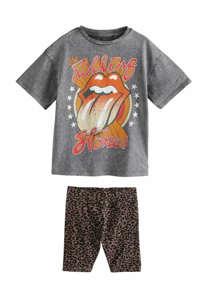 Siva majica s kratkim rukavima s grafikom Rolling Stones; smeđe tajice s uzorkom leoparda i elastičnom trakom u struku.
