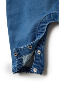 Denim-Overalls mit einem blauen Farbton, ausgestattet mit einem gekrempelten Knöchel, Druckknöpfen und einem weichen Innenfutter für Komfort und Trageleichtigkeit.
