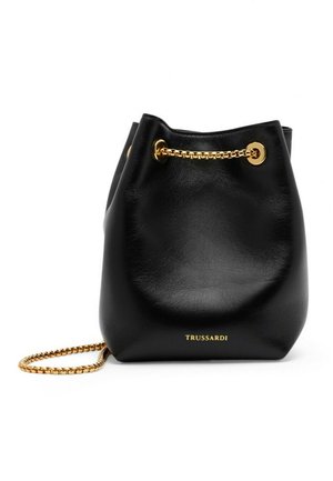 Borsa a secchiello in pelle nera con tracolla a catena dorata e dettagli ad occhiello, con marchio "Trussardi" in lettere dorate sul davanti.
