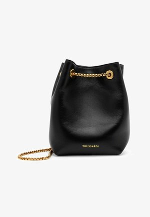Sac bourse en cuir noir avec bandoulière chaîne dorée et détails œillets, marqué "Trussardi" en lettres dorées sur le devant.