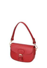 Rode leren handtas met een textuur, een enkele schouderband en gouden accenten die de sluiting met een gesp aan de voorkant benadrukken.
