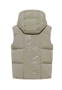 Beige wattierte Weste mit Kapuze und großen Rückenbeschriftungen. Glatte Textur, gesteppte Optik und Seitentaschen. Reflektierende Akzente sichtbar.