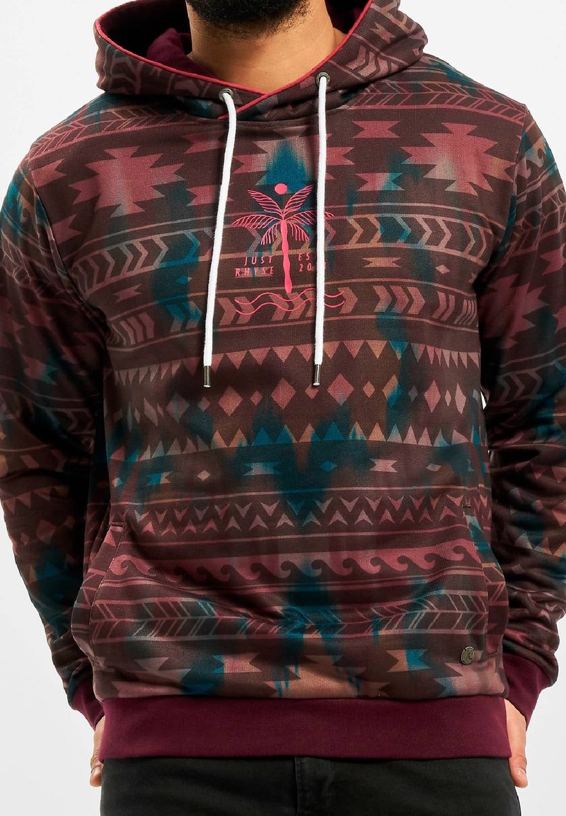 Sudadera con capucha de base marrón, con patrones tribales en azul y rosa. Incluye un gráfico de palmera y cordones blancos.