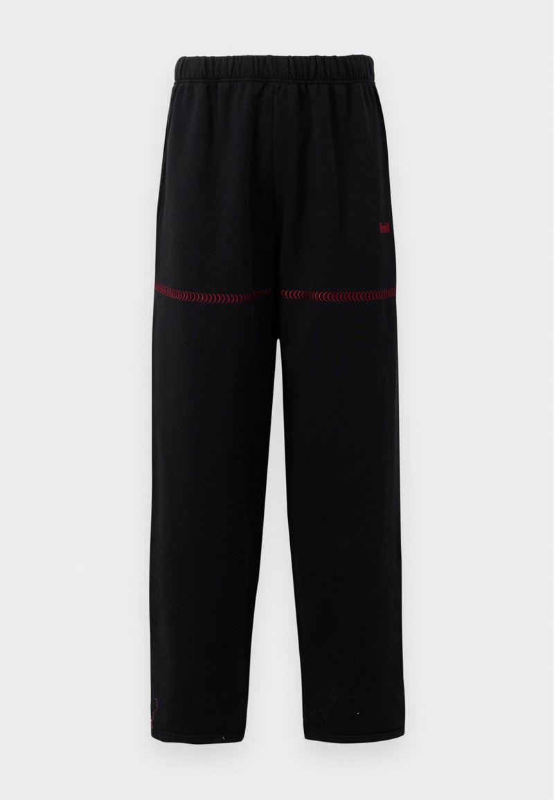 Pantalones negros con un corte relajado, que cuentan con una textura suave, cinturilla elástica y costuras rojas que acentúan los paneles inferiores y el logo.