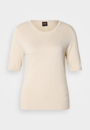 Krémový sveter s krátkym rukávom z ľahkej pleteniny, s okrúhlym výstrihom a rebrovaným lemom. Jemný detail loga v spodnej časti.