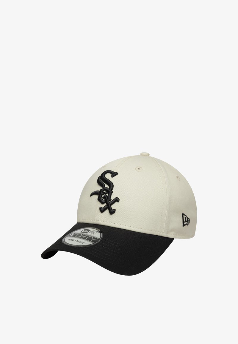 Beige Baseballcap mit einem schwarzen Schild, ausgestattet mit einem schwarzen gestickten "Sox"-Logo auf der Vorderseite. Hergestellt aus Baumwolle mit einem strukturierten Design.